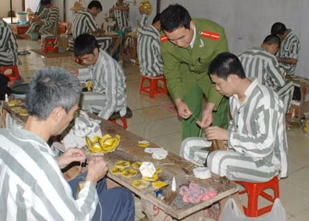 Cán bộ Trại giam Thanh Lâm hướng dẫn phạm nhân học nghề.
