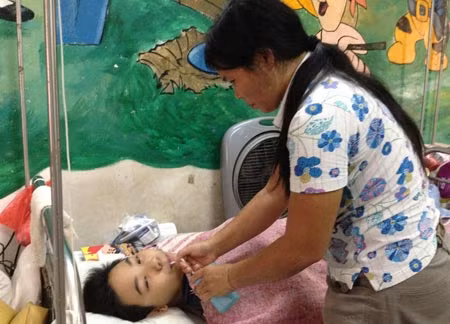 Chị Dung chăm sóc cháu Huy tại Bệnh viện K Trung ương cơ sở 2.