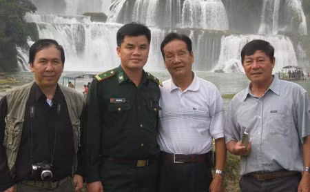 Các văn nghệ sỹ chụp ảnh với Bộ đội Biên phòng tại thác Bản Giốc, Trùng Khánh, Cao Bằng.