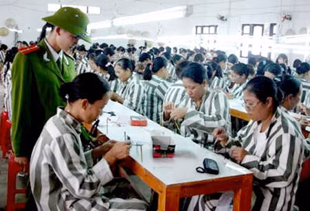 Nữ phạm nhân đang cải tạo trong trại giam.