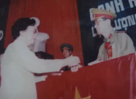 Nguyên Phó Chủ tịch nước Nguyễn Thị Bình trao danh hiệu Anh hùng Lực lượng vũ trang nhân dân cho ông Nguyễn Trọng Lộ.