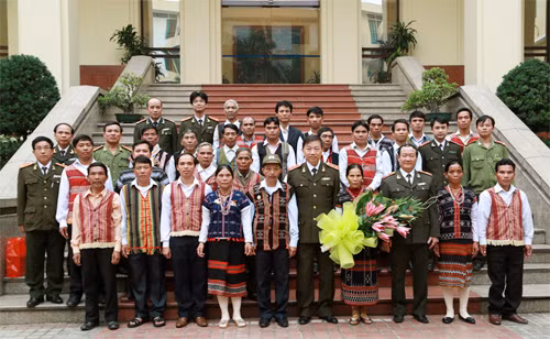 Trung tướng Tô Lâm, Thứ trưởng Bộ Công an với các đại biểu dự buổi tiếp. Ảnh Hiếu Quỳnh.