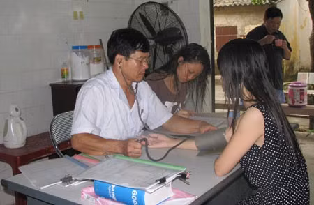 Bác sỹ đo huyết áp, kiểm tra sức khỏe cho người bệnh sau buổi tẩy độc.