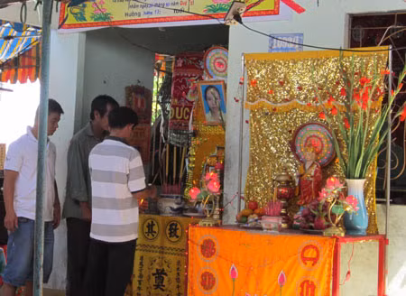 Đám tang buồn tủi của nạn nhân.
