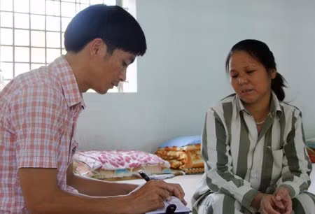 Phạm nhân Đặng Thị Hằng trò chuyện với tác giả.