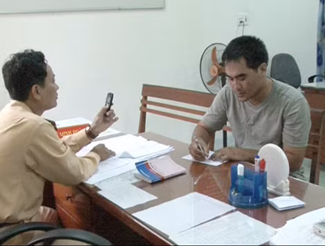 Nguyễn Hoàng Ninh (tức Việt) tại cơ quan công an.