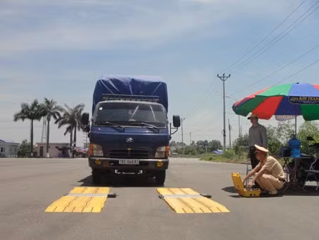 Lực lượng chức năng tiến hành cân, kiểm tra xe.