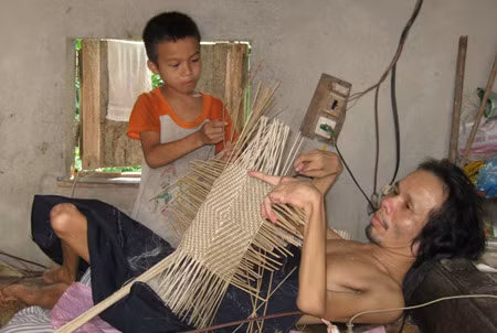 Anh Nguyễn Hải Yến và cậu con trai của mình.