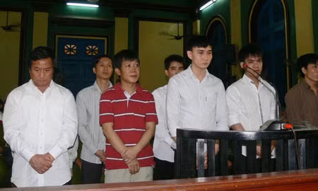 Ngô Quang Trưởng, Luân con và các bị cáo tại phiên tòa sơ thẩm.