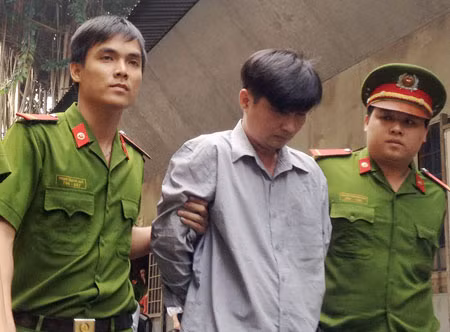Bị tuyên án tử, Kha Cư thẫn thờ bước đi.