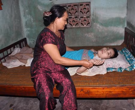 Bà Lê Thị Tâm chăm sóc chị Yến bên giường bệnh.
