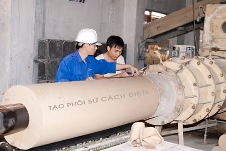 Người lao động Công ty CP Sứ kỹ thuật Hoàng Liên Sơn còn nhiều trăn trở khi vướng mắc trong doanh nghiệp chưa được giải quyết dứt điểm.