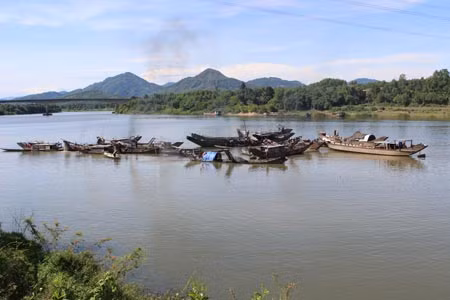 Hàng chục ghe thuyền lớn, nhỏ tập trung hút cát trái phép tại khu vực cầu Tuần trên sông Hương.