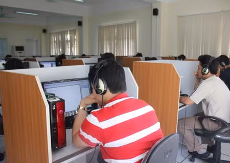Lao động về nước đúng hạn thi tiếng Hàn trên máy tính để làm hồ sơ dự tuyển trở lại Hàn Quốc làm việc.