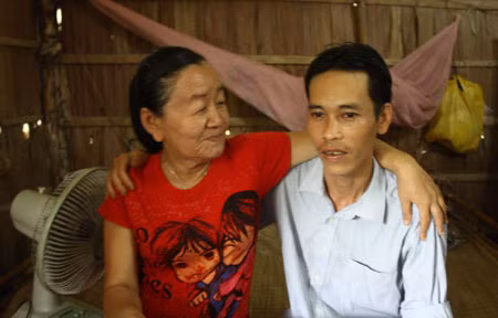 Anh Nguyễn Thành Tuyển luôn ở bênh cạnh vợ.