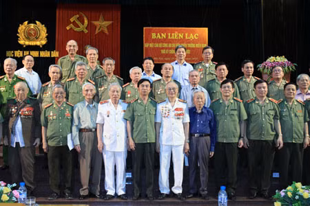 Thứ trưởng Thường trực Đặng Văn Hiếu với các đại biểu dự buổi gặp mặt.