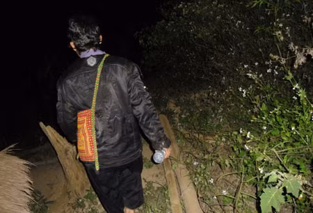 "Vua" chuột Đinh Văn Của trong một lần đi săn.