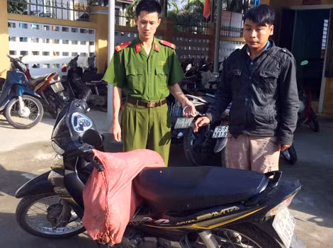 Đối tượng Nguyễn Đình Ái và tang vật câu trộm chó lúc bị bắt.