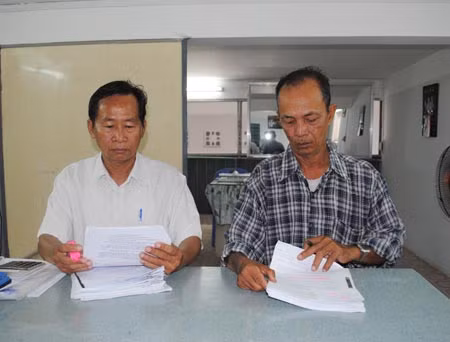 Ông Nguyễn Văn Thông và ông Trương Văn Huệ tại buổi làm việc với phóng viên Báo CAND.