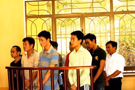 Các bị cáo trong phiên tòa sơ thẩm xét xử Quyền và đồng bọn. (Sử dụng ảnh của đồng nghiệp).