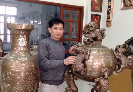 Nghệ nhân Nguyễn Văn Trung bên những tác phẩm được phong danh hiệu “Bàn tay vàng”.
