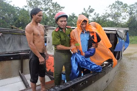 Công an TP Huế di dời người dân, trẻ nhỏ ở xóm vạn đò Kim Long (TP Huế).