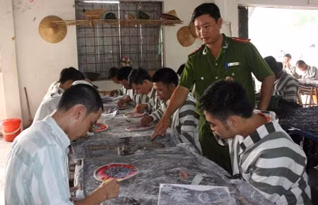 Phạm nhân lao động tại trại giam Xuân Hà.