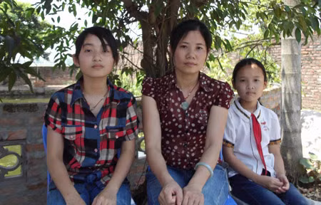 Chị Phan Thị Lý và 2 con.