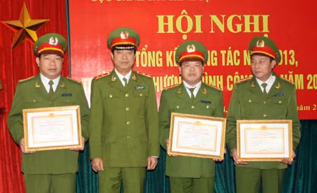 Trung tướng Trần Trọng Lượng, Phó Tổng cục trưởng Tổng cục Cảnh sát Phòng chống tội phạm trao thưởng cho các tập thể và cá nhân Cục Cảnh sát hình sự có thành tích năm 2013.