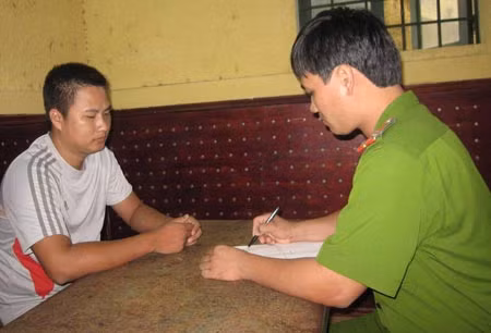 Cơ quan điều tra Công an thị xã Phúc Yên lấy lời khai của Trần Văn Phúc.
