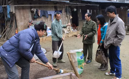 Ông Cháng Seo Sài kể lại sự việc với đoàn công tác.
