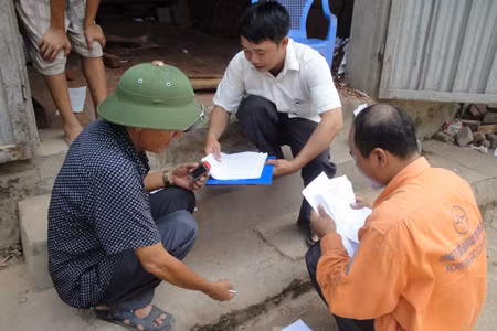 Trưởng thôn Nguyễn Thành Hưng với công việc thường ngày.