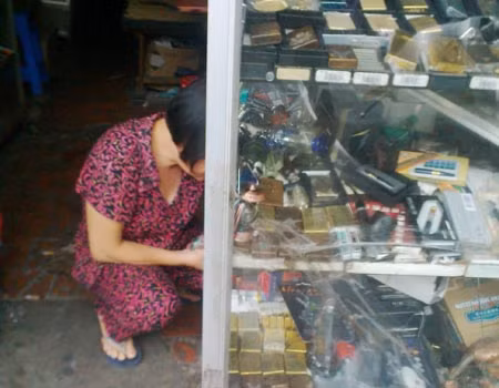 Bà chủ cửa hàng trên phố Hàng Đường (quận Hoàn Kiếm - Hà Nội) đang tìm “lựu đạn” bật lửa cho PV (ảnh chụp chiều 1/9).