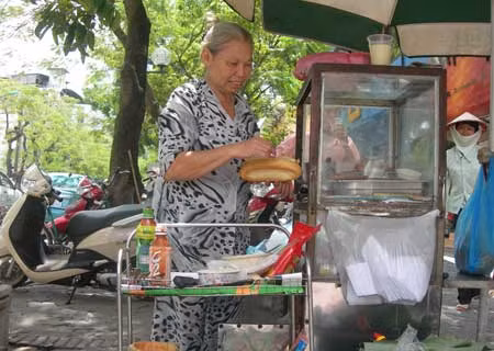 Bà Nguyễn Thị Hiển - vợ thương binh Lương Phát mấy chục năm bán bánh mỳ đường phố để nuôi gia đình và đi kêu cứu vì mất nhà ở.