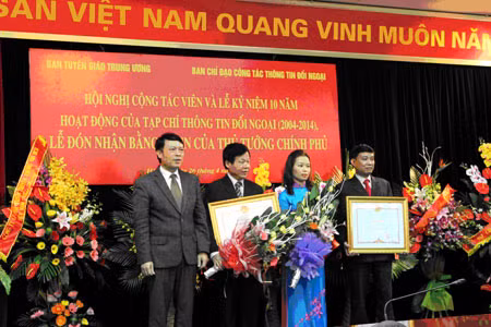 Đồng chí Phạm Văn Linh, Phó Trưởng Ban Tuyên giáo Trung ương trao tặng Bằng khen của Thủ tướng Chính phủ cho Tạp chí Thông tin đối ngoại.