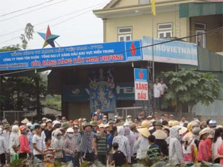 Bà con giáo dân bị kích động tập trung gây sức ép với chính quyền xã Nghi Phương.