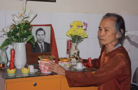 Bà Châu bên bàn thờ người chồng liệt sĩ của mình.