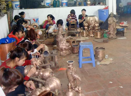 Trong xưởng chế tác của nghệ nhân Nguyễn Văn Trung.