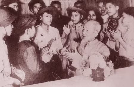 Anh hùng Hồ Văn Mên (đánh dấu X) được gặp và nói chuyện với Bác Hồ khi còn trẻ.