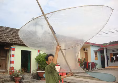 Ông Thênh buộc sáo diều.