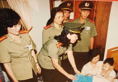 Phụ nữ Bộ Tư lệnh Cảnh vệ thăm, tặng quà một gia đình chính sách. Ảnh: Kim Thanh.