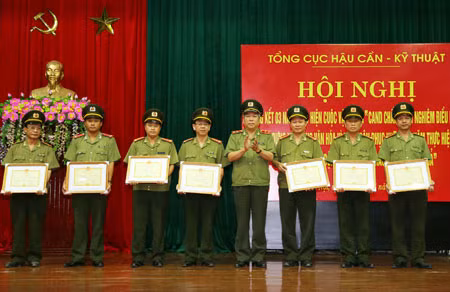 Trung tướng Vũ Thuật, Phó Tổng cục trưởng Tổng cục Hậu cần - Kỹ thuật trao Bằng khen của Bộ Công an tặng các tập thể có thành tích xuất sắc.