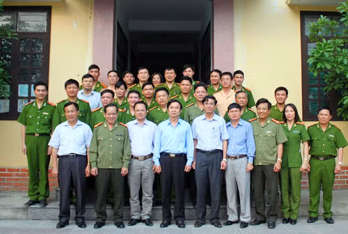 Thượng tướng Đặng Văn Hiếu với CBCS Công an thị xã Cửa Lò.