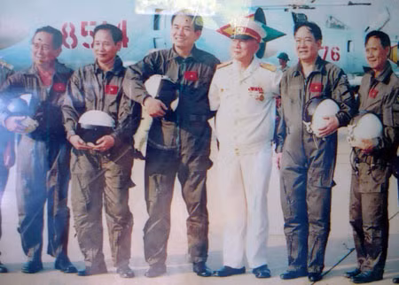 Phi công Trần Văn On (bìa phải) với đội bay Quyết Thắng.