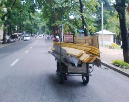Cần xử lý nghiêm xe ba bánh giả danh xe thương binh, người tàn tật chở hàng cồng kềnh, gây mất TTATGT trên phố.