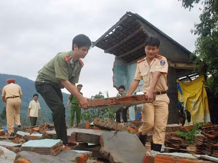 Công an huyện Sơn Hà giúp dân dựng lại nhà bị sập do lũ lụt.