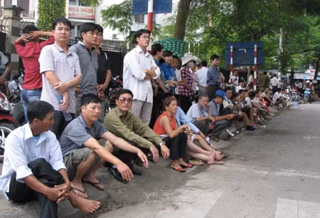 Phụ huynh trông ngóng con trước điểm thi đại học Công đoàn.