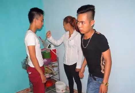Lê Thị Kim Ánh (áo trắng) đang tiến hành thực nghiệm điều tra.