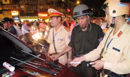 Những vũ khí nguy hiểm bị tịch thu ngay trên đường.