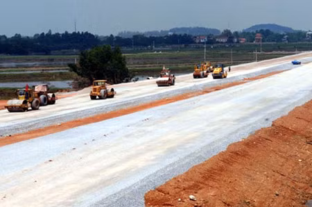 Tiến độ thi công đường cao tốc Hà Nội - Hải Phòng quá chậm do vướng giải phóng mặt bằng.